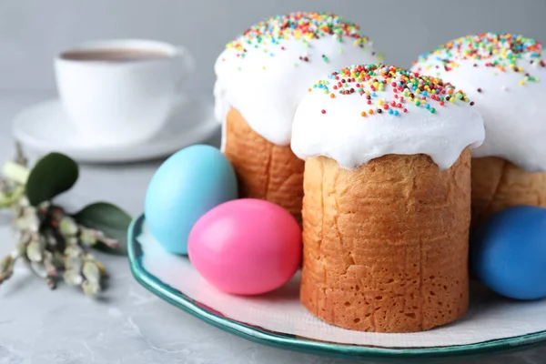 Tradycyjne Ciasta Wielkanocne Malowane Jajka Jasnoszarym Stole Zbliżenie — Zdjęcie stockowe