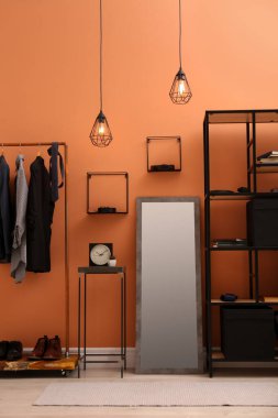 Şık bir odada zarif bir ayna. İç tasarım