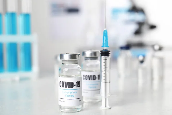 Covid Elleni Oltóanyagot Tartalmazó Injekciós Üveg Fehér Asztalon Lévő Fecskendő — Stock Fotó