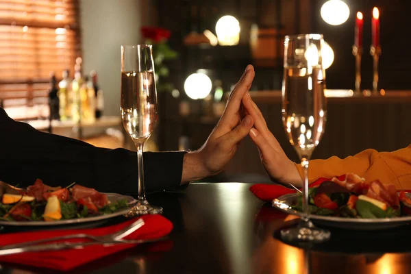 Paar Hält Hand Hand Tisch Beim Romantischen Abendessen Restaurant Nahaufnahme — Stockfoto