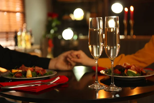 Paar Beim Romantischen Abendessen Restaurant Nahaufnahme Champagnergläser Fokus — Stockfoto