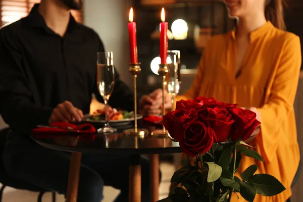Paar Beim Romantischen Abendessen Restaurant Fokus Auf Rosenstrauß — Stockfoto