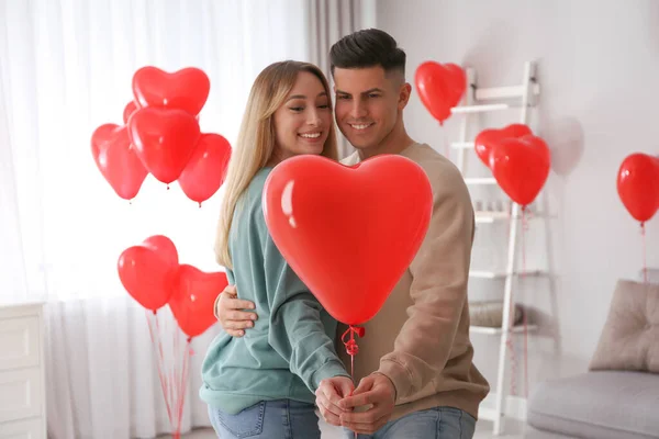 Schönes Paar Mit Herzförmigen Luftballons Drinnen Valentinstag Feier — Stockfoto