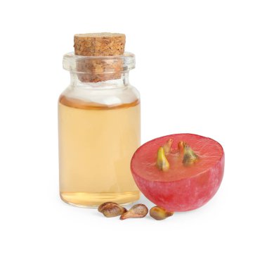 Beyaz arka planda organik kırmızı üzüm, tohumlar ve doğal gerekli yağ şişesi