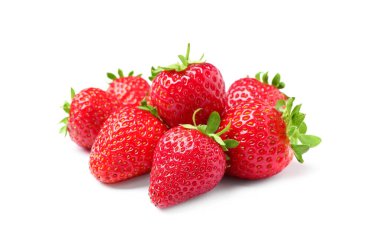 Beyaz arka planda taze kırmızı çilek yığını