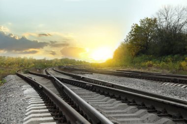 Kırsal kesimde raylı balast demiryolu hatları var. Tren yolculuğu.