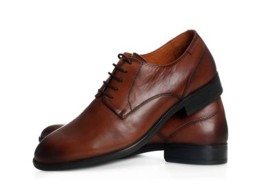 Beyaz arka planda damadın klasik düğün ayakkabıları.