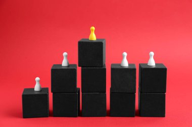 Kırmızı arka planda çalan siyah bloklar. Roller ve sorumluluk kavramı