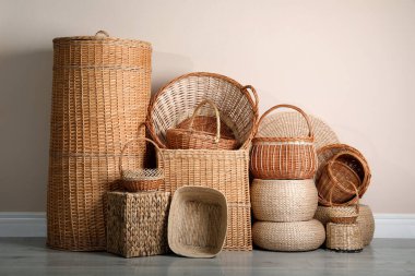 Işık duvarının yanındaki zeminde doğal malzemeden yapılmış birçok hasır sepet var.