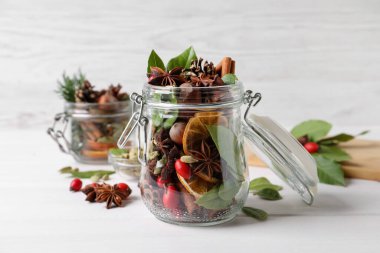 Aroma potpurisi ve beyaz masada farklı baharatlar.