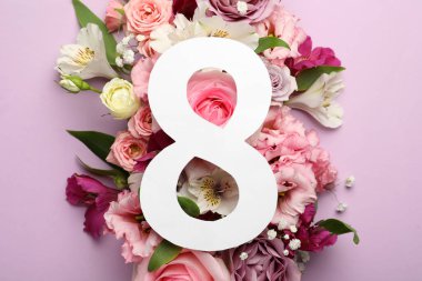 8 Mart 'ta menekşe arkaplanında güzel çiçekler olan tebrik kartı tasarımı. Uluslararası Kadınlar Günü