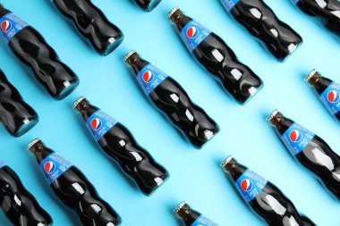 MYKOLAIV, UKRAINE - HAZİRAN 08, 2021: Açık mavi arka planda cam Pepsi şişeleri, düz yatıyordu