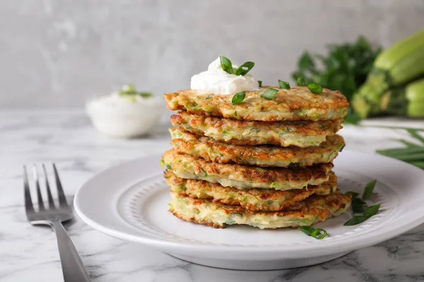 Delicious Zucchini Fritters Sour Cream Served White Marble Table Closeup — Stock Photo, Image
