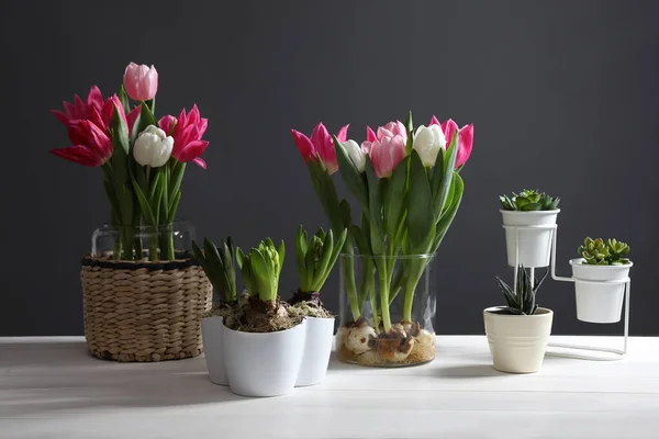 Gyönyörű Tulipánok Hagymákkal Fehér Asztalon — Stock Fotó