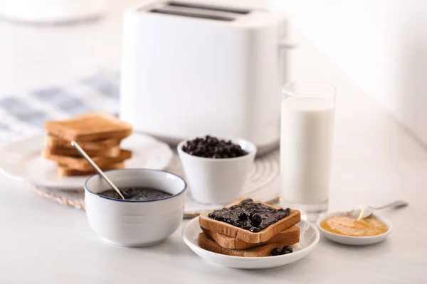 Modern Tost Makinesi Lezzetli Kahvaltı Mutfakta Masada — Stok fotoğraf
