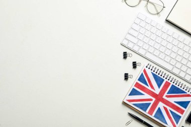 Not defteri, klavye ve beyaz zemin üzerindeki kırtasiye malzemesi, metin için yeri olan düz bir yer. İngilizce öğrenme