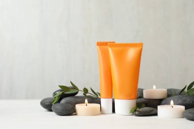 Beyaz masada kozmetik ürünleri ile kompozisyon