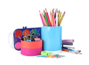 Beyaz arkaplanda renkli okul kırtasiyesi