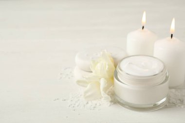 Krema ve spa taşlı kompozisyon beyaz masada, yakın plan. Metin için boşluk