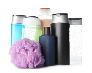 Kişisel hijyen ürünleri ve duşlu puf beyazı izole ediyor.