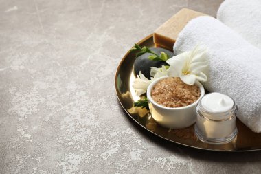 Gri mermer masa üzerinde deniz tuzu ile spa bileşimi, metin için boşluk