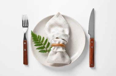 Beyaz arkaplan üzerinde zarif tablo ayarı, üst görünüm