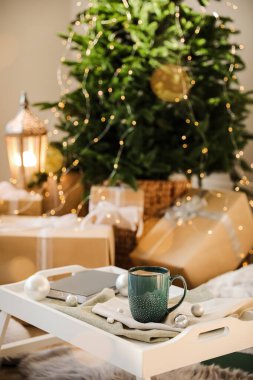 Evde bir fincan kakao, kitap ve toplar. Noel kutlaması