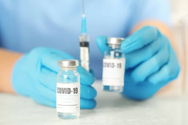 Orvos Coronavirus Vakcinával Fecskendővel Asztalnál Laboratóriumban Közelkép — Stock Fotó