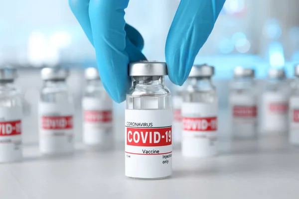 Læge Der Tager Hætteglas Med Covid Vaccine Fra Bord Nærbillede - Stock-foto