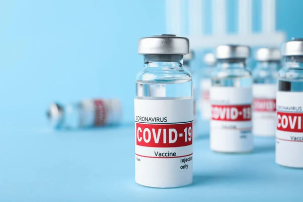 Hætteglas Med Covid Vaccine Lyseblåt Bord - Stock-foto