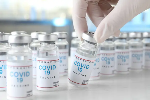 Dokter Mengambil Botol Kaca Dengan Vaksin Covid Dari Meja Closeup — Stok Foto