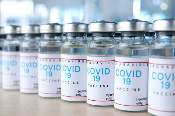 Botol Kaca Dengan Vaksin Covid Atas Meja Kayu — Stok Foto