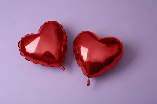Kırmızı Kalp Şeklinde Balonlar Mor Arka Planda Düz Yerde Sevgililer — Stok fotoğraf