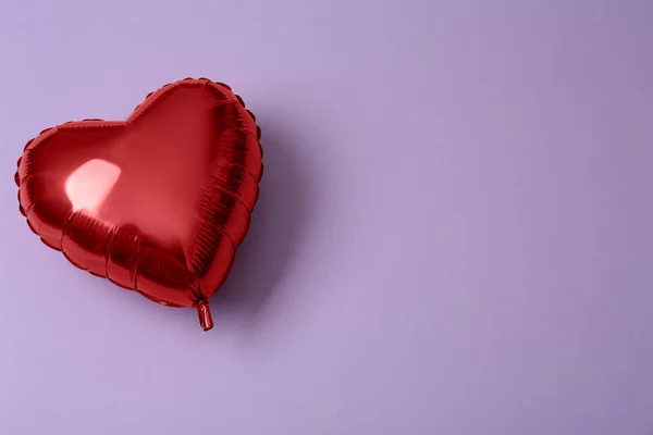 Kırmızı Kalp Şekilli Balon Menekşe Arkaplan Üzerinde Üst Görünümü Metin — Stok fotoğraf