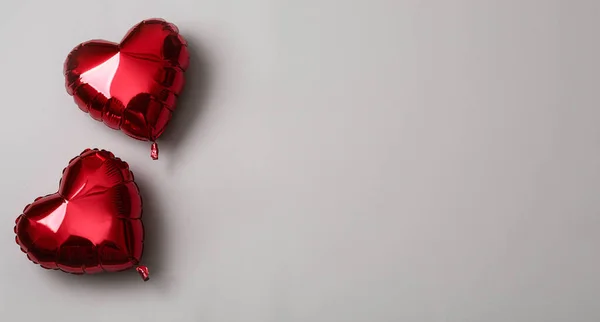 Kırmızı Kalp Gri Arka Planda Balon Şeklinde Balonlar Mesaj Için — Stok fotoğraf