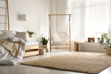 Şık bir odada rahat bir hamak sandalyesi. İç mimari