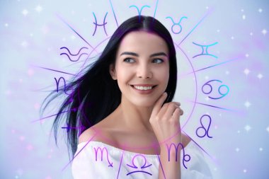 Güzel genç bir kadın ve ışık arka planında astrolojik işaretleri olan zodyak çarkının çizimi.