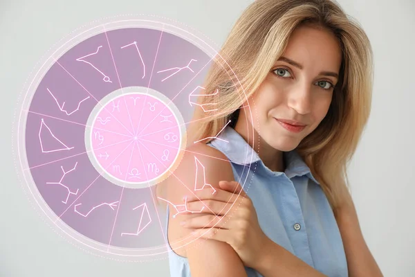 Schöne Junge Frau Und Illustration Des Tierkreisrades Mit Astrologischen Zeichen — Stockfoto