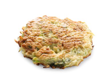 Lezzetli kızarmış kabaklı börek, beyaz üzerine izole edilmiş.