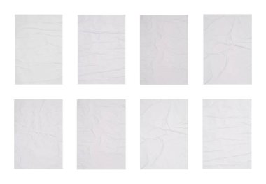 Beyaz arkaplanda buruşmuş boş posterlerin koleksiyonu