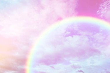 Gökkuşağı ve tek boynuzlu at renginde yumuşacık bulutlarıyla inanılmaz bir gökyüzü.