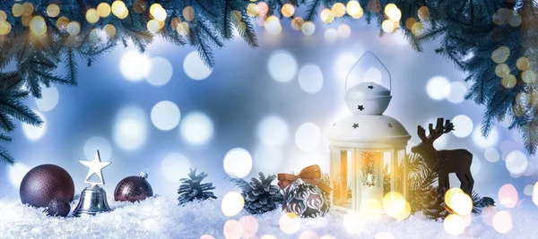Bela Composição Com Lanterna Natal Vintage Decorações Festivas Neve Contra — Fotografia de Stock