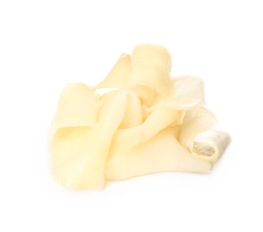 Beyaz üzerine izole edilmiş turşulu zencefil yığını.