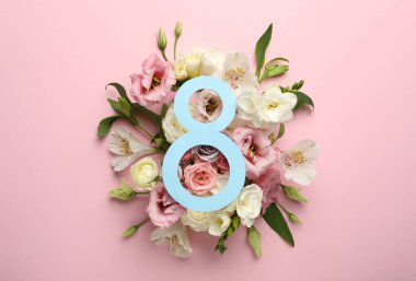 8 Mart 'ta pembe arka planda güzel çiçekler olan tebrik kartı tasarımı. Uluslararası Kadınlar Günü