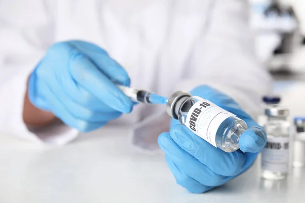Dokter Mengisi Jarum Suntik Dengan Vaksin Melawan Covid Meja Menutup — Stok Foto