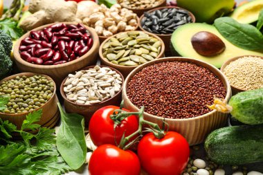 Farklı sebzeler, tohumlar ve meyveler, yakın plan. Sağlıklı beslenme