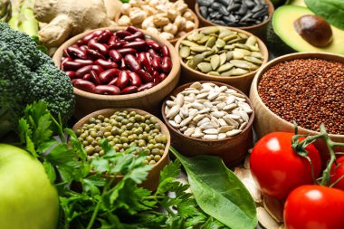 Farklı sebzeler, tohumlar ve meyveler, yakın plan. Sağlıklı beslenme