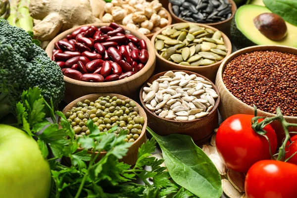 Farklı sebzeler, tohumlar ve meyveler, yakın plan. Sağlıklı beslenme