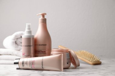 MYKOLAIV, UKRAINE - AĞUSTOS 08, 2020: L 'Oreal saç bakım ürünleri beyaz mermer masa üzerinde. Metin için boşluk