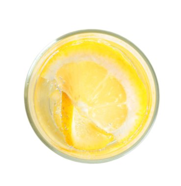 Limon dilimli soda, beyaza izole edilmiş, üst manzara.